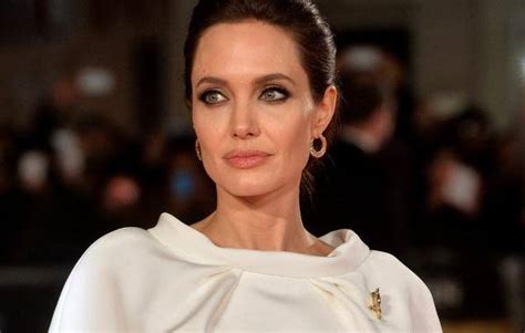 Angelina Jolie Diz Que Brad Pitt A Agarrou Pela Cabe A E Sufocou Um Dos