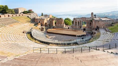 Vista Anterior Del Antiguo Teatro Greco De Taormina Foto Premium