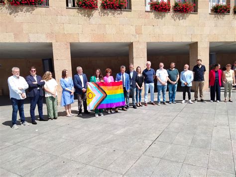 El Pp Niega Un Pacto Con Vox Para Retirar La Bandera Lgtbi