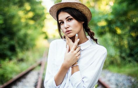 Обои girl Model hat photo eyes lips face brunette на телефон и рабочий стол раздел