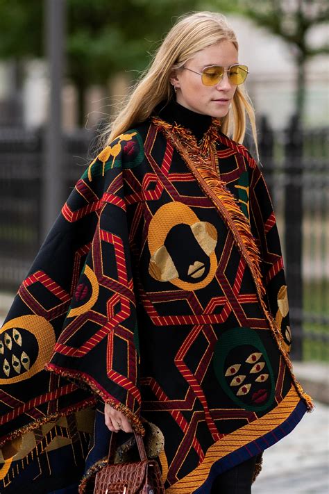 El Poncho Calientito Es La Prenda En Tendencia Boho Más Elegante Para