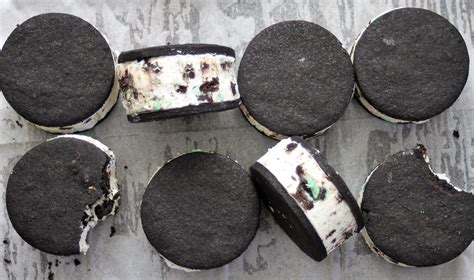 Mint Oreo Ice Cream Sandwiches (no churn) - Sweet Saura