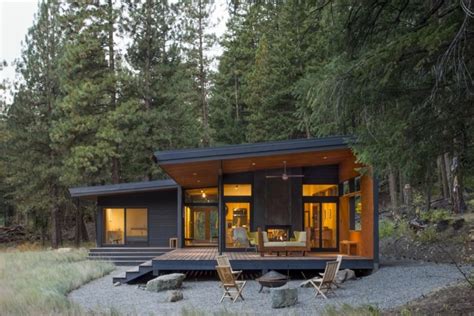 Passive Solar Cabin Embraces A Dramatic Washington Landscape