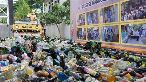 Jelang Lebaran Polres Cirebon Kota Musnahkan Ribuan Botol Miras