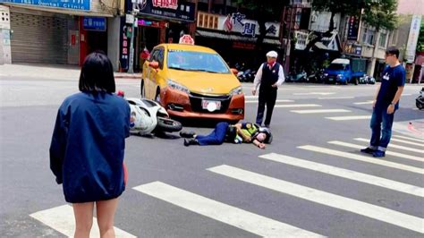 疑轉彎車未禮讓直行車！ 女警騎機車遭計程車撞飛渾身傷│警察│受傷│中山區│tvbs新聞網