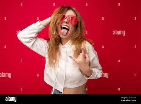 Photo de belle positive jeune femme blonde portant décontracté vêtements et lunettes optiques