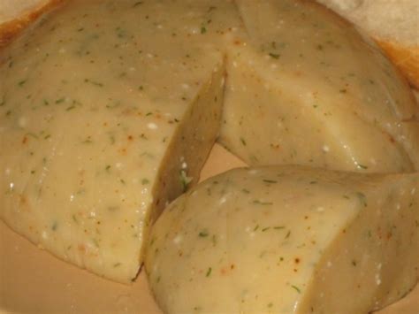 Пикантный сыр – уместная альтернатива покупным молочным продуктам.