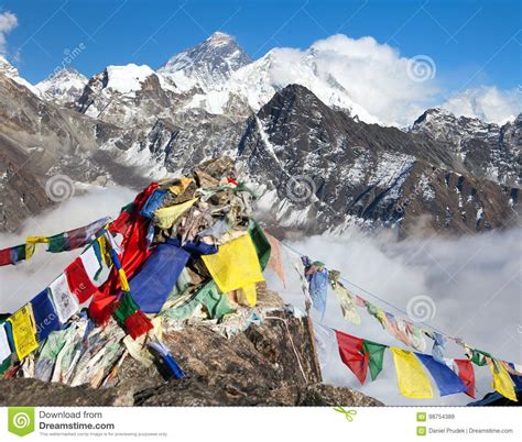 El Monte Everest Y Lhotse Con Las Banderas Budistas Del Rezo Imagen De