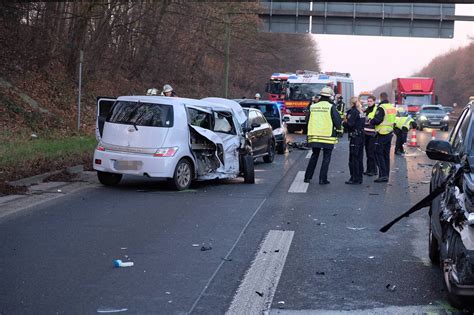 Krefeld Drei Schwerverletzte Nach Unfall Auf Dem Europaring