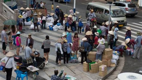 直击中越边境繁忙集市：越南女人靠赚中国人钱养家，一天收入百元