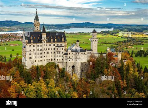 Schloss Neuschwanstein Herbst Fotos Und Bildmaterial In Hoher