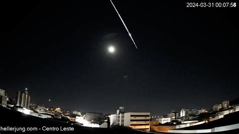 Meteoro fireball cruza o céu do RS e é registrado ao lado da lua veja