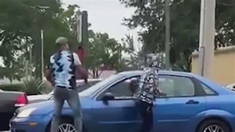 Pelea en plena calle detuvo el tráfico en Kissimmee el hecho quedó