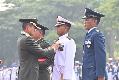 Pangdam Vbrawijaya Pimpin Upacara Hut Ke 77 Tni Di Lapangan Kodam V