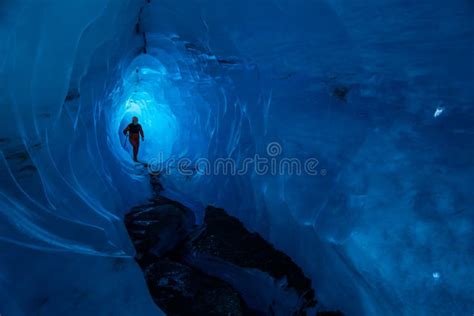 Guide à L intérieur D une Caverne De Glace Sur Un Glacier En Alaska Les