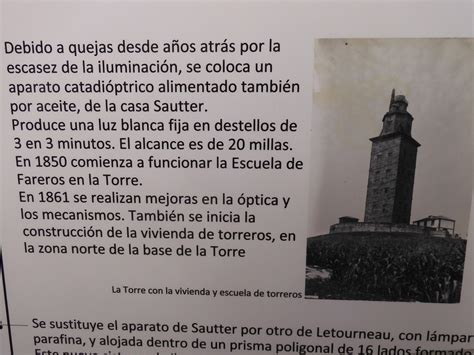 La Torre de Hércules el faro antiguo de A Coruña alumbra la llegada de