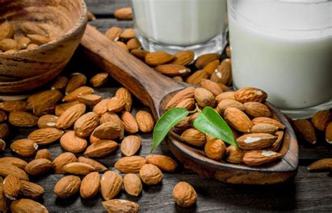 5 Beneficios De La Leche De Almendras Propiedades Y Como Usarla En