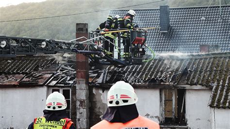 Nonstopnews Lagerhalle Eines Autohauses Geht In Flammen Auf