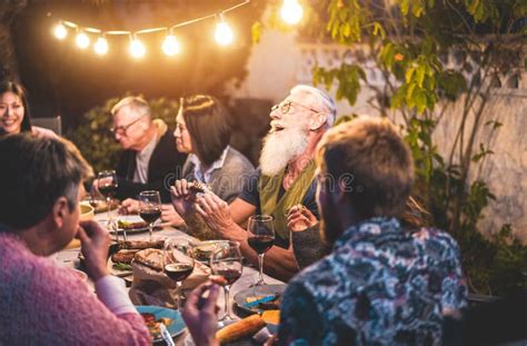 Família Feliz Se Divertindo No Churrasco Jantar Amigos Multirraciais