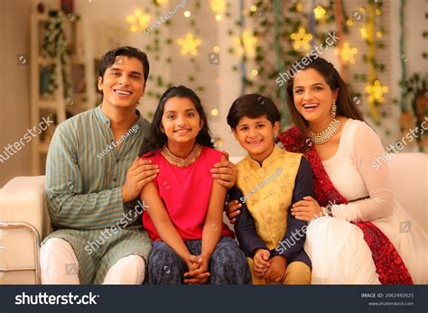 70,151 Beautiful Indian Family Images, Stock Photos & Vectors ...