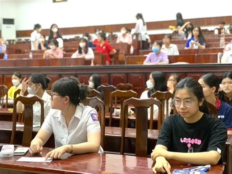 Tr Ng Thpt Chuy N Hot H N I C Ng B T L Ch I Cao Nh T