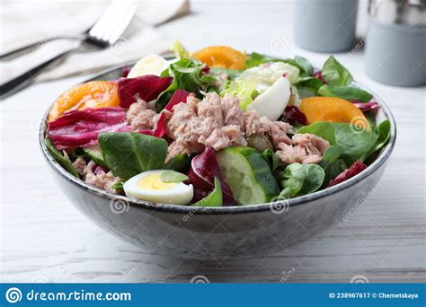 Tigela De Salada Deliciosa Atum E Legumes Enlatados Sobre Mesa