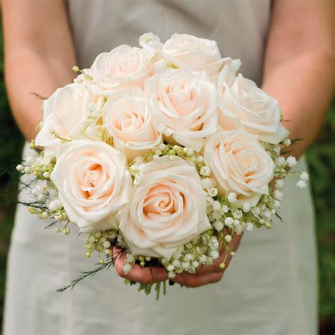 Brautstrauß aus Rosen und Maiglöckchen Heiraten mit braut de