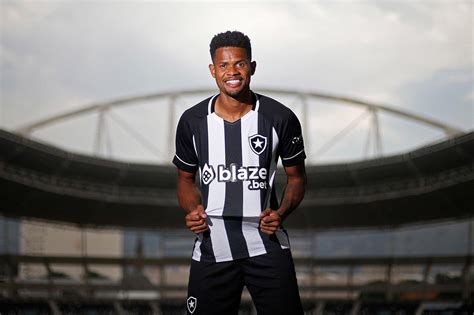 Provável saída de Júnior Santos liga alerta no Botafogo para o ataque