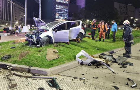 Un automovilista borracho protagonizó un violento vuelco en el Obelisco