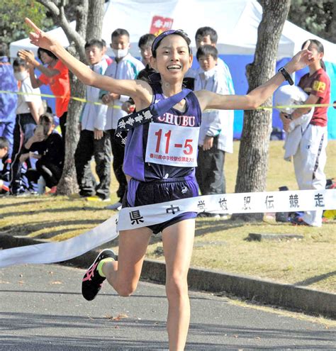 三豊、8年ぶり栄冠 男子 観音寺中部、逆転v 女子 県中学校駅伝 2年ぶり優勝のゴールテープを切る観音寺中部の吉政＝県総合運動公園 四国新聞社