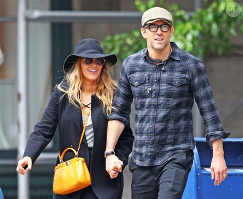 Photo Blake Lively Et Son Mari Ryan Reynolds Se Baladent Main Dans La