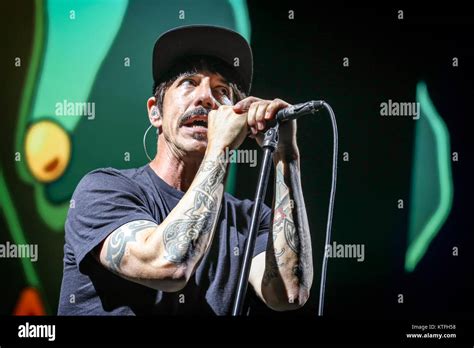 Anthony Kiedis And The Red Hot Chili Peppers Hi Res Stock Photography And Images Alamy