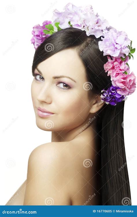 Muchacha Hermosa Con Una Guirnalda De Flores Imagen De Archivo Imagen