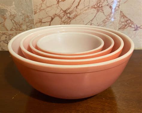 Vintage Pyrex Set Of Nesting Mixing Bowls Flamingo Pink Etsy