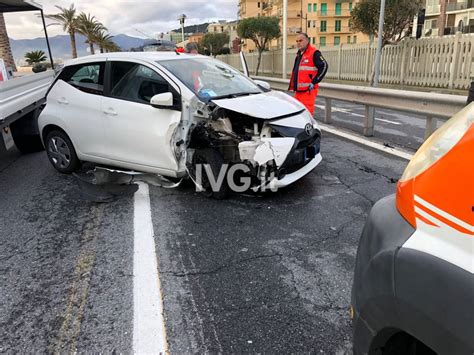 Pietra Auto Si Schianta Contro Guard Rail Sull Aurelia Foto