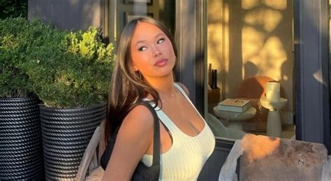 Joy Hallyday 17 ans en mini bikini affriolant sa poitrine XXL jugée de plus en plus vulgaire