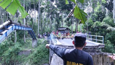 Jembatan Penghubung Malang Lumajang Putus Akibat Diterjang Banjir