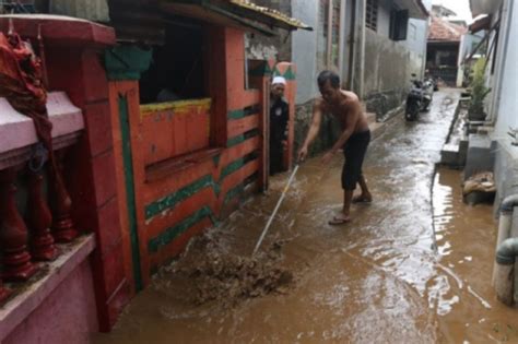 Banjir Surut Warga Lenteng Agung Gerak Cepat Bersih Bersih Rumah