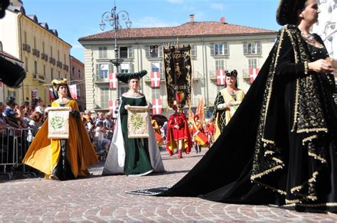 Palio Di Asti Alle La Partenza Della Sfilata Poi La Doppia Corsa