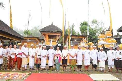 PERSEMBAHYANGAN BERSAMA PURA PENATARAN AGUNG PUNCAK GUNUNG KEMBAR