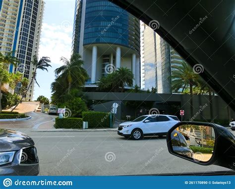 Modernos Edificios De Apartamentos Con Palmeras Y Vistas Al Miami Desde