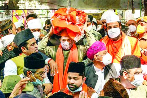 Naqvi Offers Chadar On Behalf Of PM At Shrine Of Sufi Saint Chisti