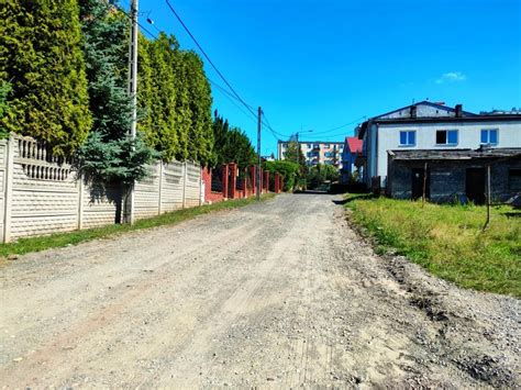 Starachowice Net W centrum miasta droga z nieutwardzoną nawierzchnią