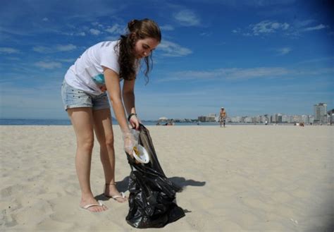 Rio Estudantes Recolhem Lixo Da Praia Em Trote Ecol Gico Da Uerj