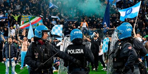 Udinese Napoli scontri tra tifosi sul campo cosa è successo