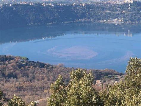 Lago Albano Stupore Per Il Mulinello Marrone Nel Lago Di Castel