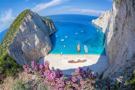 Praia De Navagio Naufrágio E Flores Na Ilha De Zakynthos Grécia