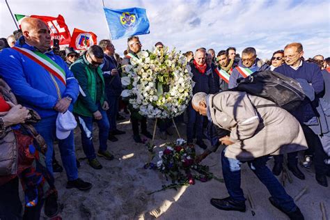 Corteo A Cutro Arrivato In Spiaggia I Sindaci Depongono Fiori