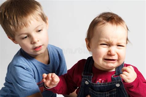 Les Enfants Discutent Et Pleurent Photo Stock Image Du Joie Chance