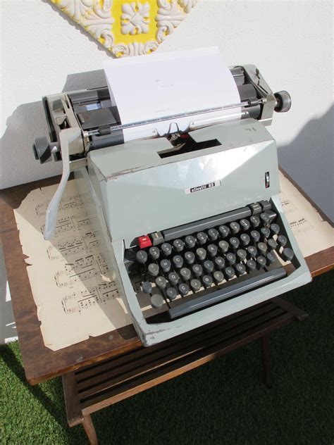 Máquina de Escrever OLIVETTI 82 Antiga Mafamude E Vilar Do Paraíso OLX pt